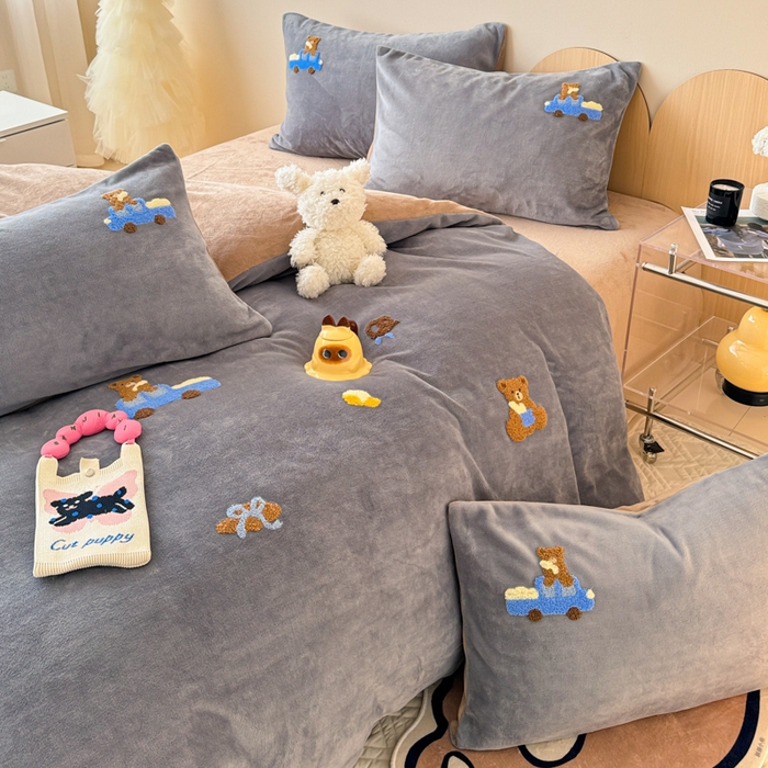 91家纺网 家纺一手货源 找家纺 懒猫家纺 2025新款牛奶绒毛巾绣四件套 旅行小熊