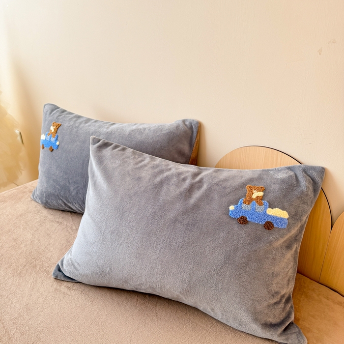 91家纺网 家纺一手货源 找家纺 懒猫家纺 2025新款牛奶绒毛巾绣四件套 旅行小熊