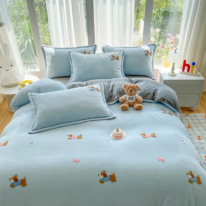 91家纺网 家纺一手货源 找家纺 人人爱家纺 2025新款牛奶绒绣花四件套 幸运狗-浅蓝