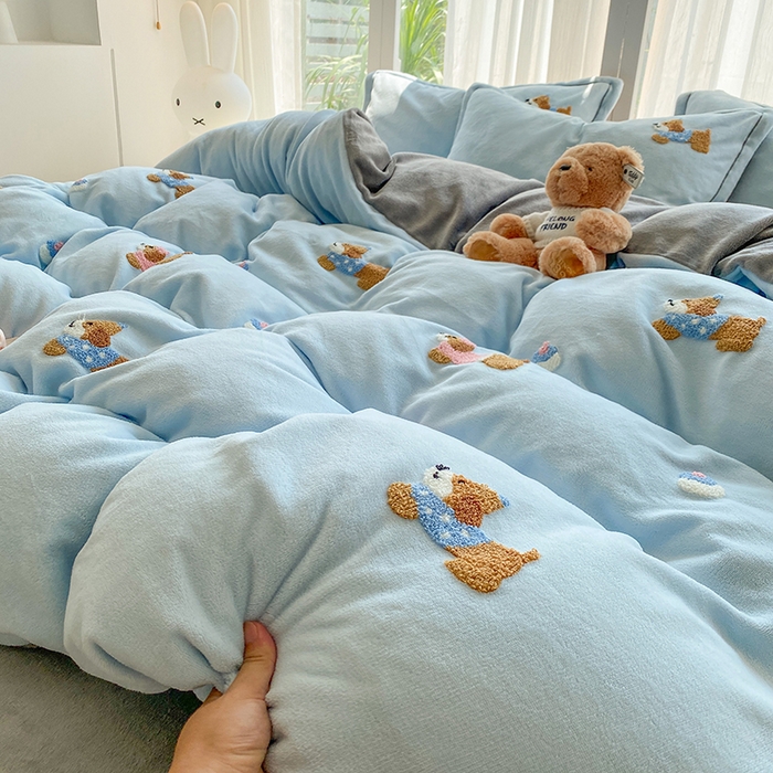 91家纺网 家纺一手货源 找家纺 人人爱家纺 2025新款牛奶绒绣花四件套 幸运狗-浅蓝