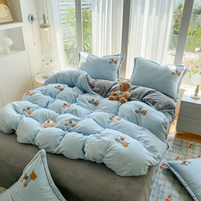 91家纺网 家纺一手货源 找家纺 人人爱家纺 2025新款牛奶绒绣花四件套 幸运狗-浅蓝