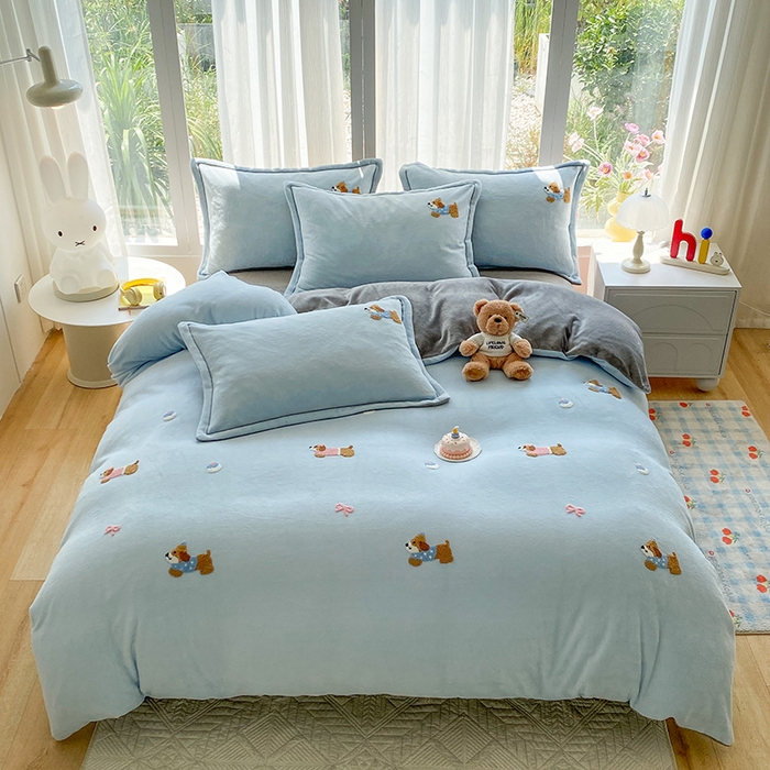 91家纺网 家纺一手货源 找家纺 人人爱家纺 2025新款牛奶绒绣花四件套 幸运狗-浅蓝