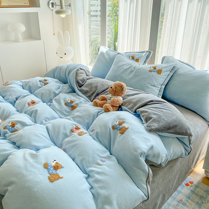 91家纺网 家纺一手货源 找家纺 人人爱家纺 2025新款牛奶绒绣花四件套 幸运狗-浅蓝