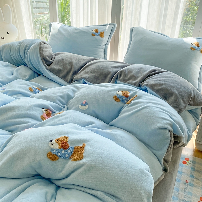 91家纺网 家纺一手货源 找家纺 人人爱家纺 2025新款牛奶绒绣花四件套 幸运狗-浅蓝