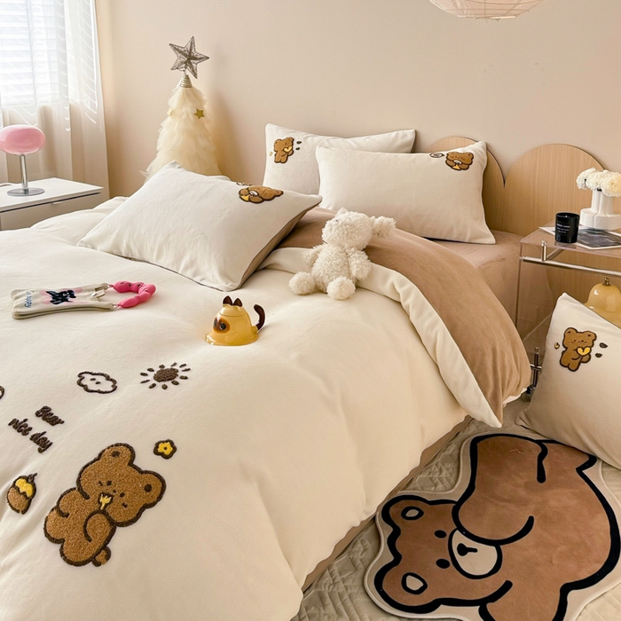 91家纺网 家纺一手货源 找家纺 懒猫家纺 2025新款牛奶绒毛巾绣四件套 美好熊熊