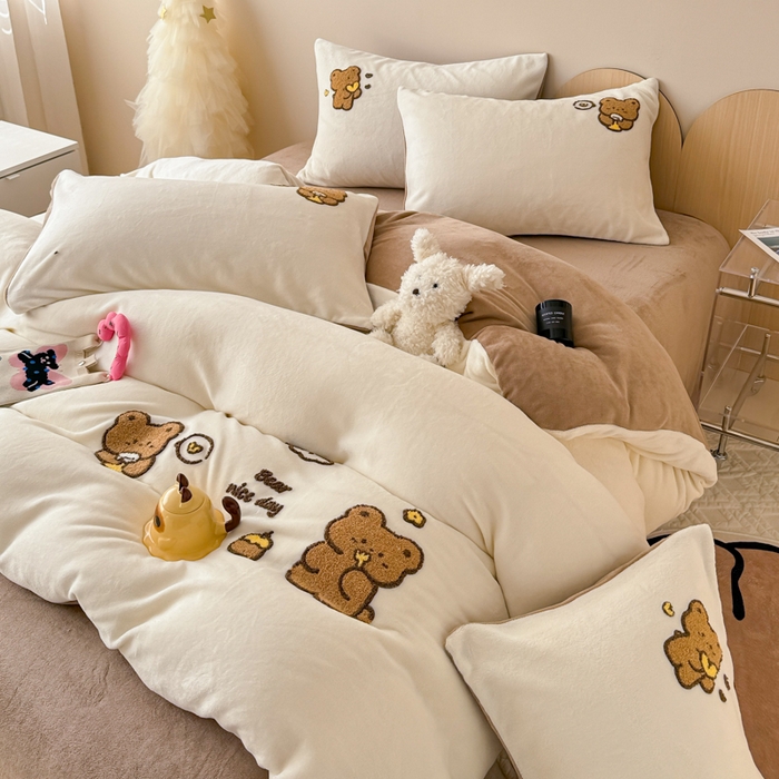 91家纺网 家纺一手货源 找家纺 懒猫家纺 2025新款牛奶绒毛巾绣四件套 美好熊熊