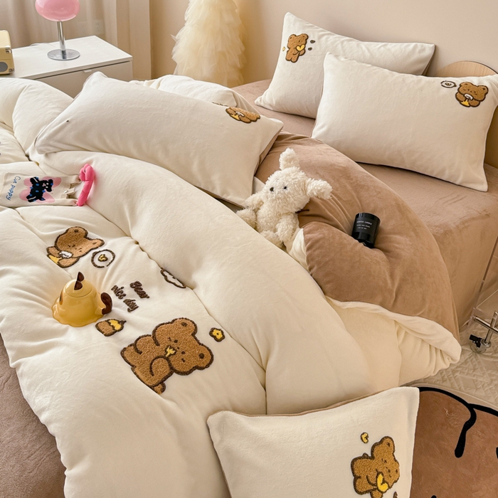 91家纺网 家纺一手货源 找家纺 懒猫家纺 2025新款牛奶绒毛巾绣四件套 美好熊熊