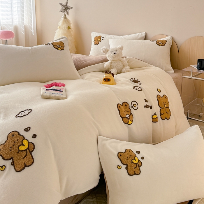 91家纺网 家纺一手货源 找家纺 懒猫家纺 2025新款牛奶绒毛巾绣四件套 美好熊熊