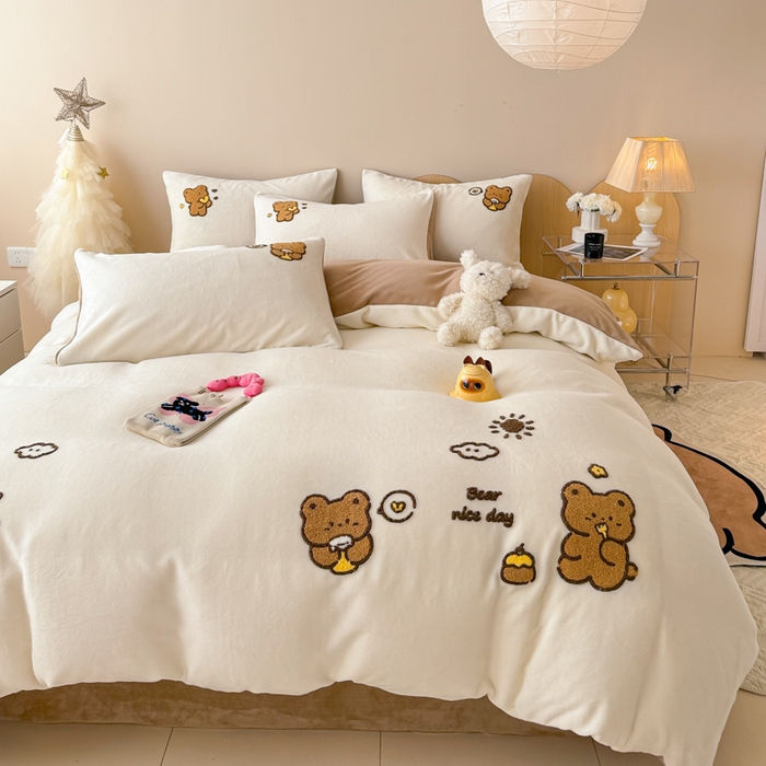 91家纺网 家纺一手货源 找家纺 懒猫家纺 2025新款牛奶绒毛巾绣四件套 美好熊熊