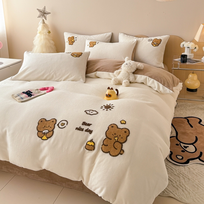 91家纺网 家纺一手货源 找家纺 懒猫家纺 2025新款牛奶绒毛巾绣四件套 美好熊熊