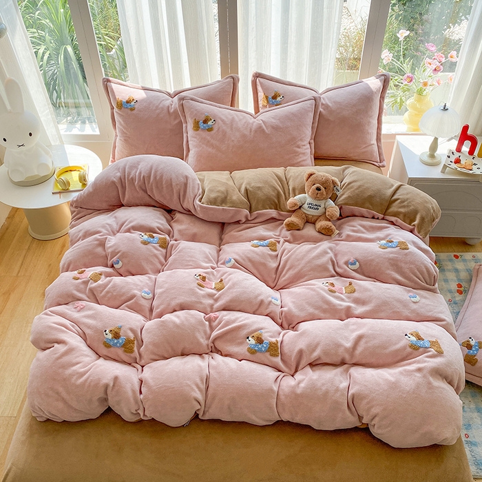 91家纺网 家纺一手货源 找家纺 人人爱家纺 2025新款牛奶绒绣花四件套 幸运狗-玉