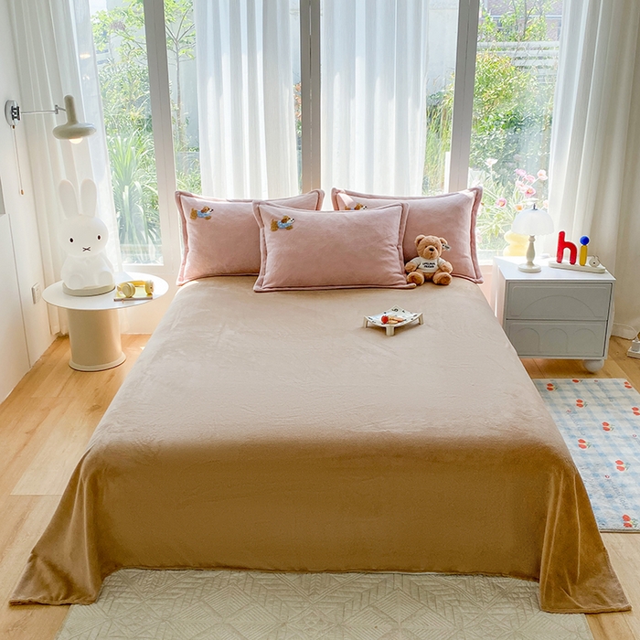 91家纺网 家纺一手货源 找家纺 人人爱家纺 2025新款牛奶绒绣花四件套 幸运狗-玉