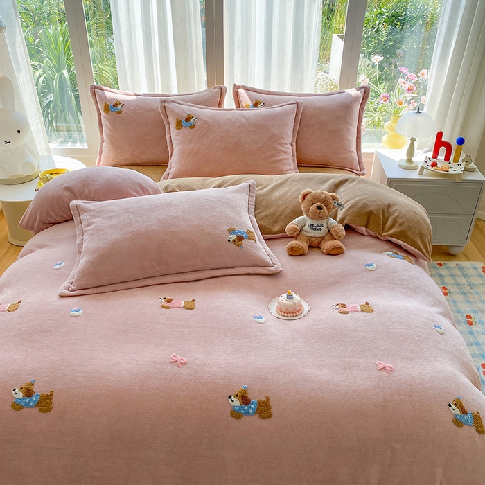 91家纺网 家纺一手货源 找家纺 人人爱家纺 2025新款牛奶绒绣花四件套 幸运狗-玉