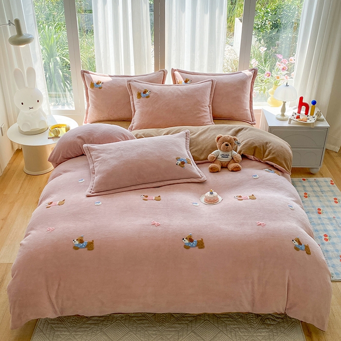 91家纺网 家纺一手货源 找家纺 人人爱家纺 2025新款牛奶绒绣花四件套 幸运狗-玉