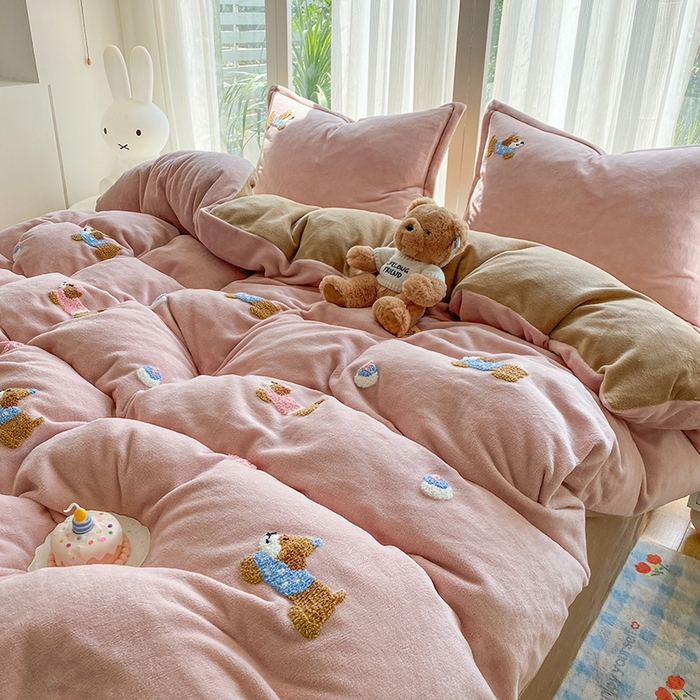 91家纺网 家纺一手货源 找家纺 人人爱家纺 2025新款牛奶绒绣花四件套 幸运狗-玉