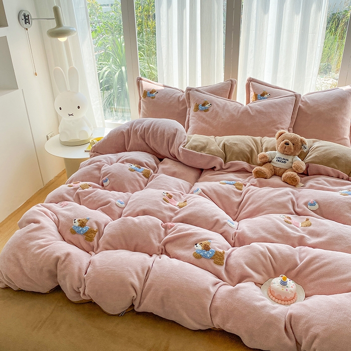 91家纺网 家纺一手货源 找家纺 人人爱家纺 2025新款牛奶绒绣花四件套 幸运狗-玉