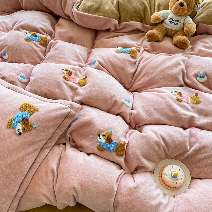 91家纺网 家纺一手货源 找家纺 人人爱家纺 2025新款牛奶绒绣花四件套 幸运狗-玉