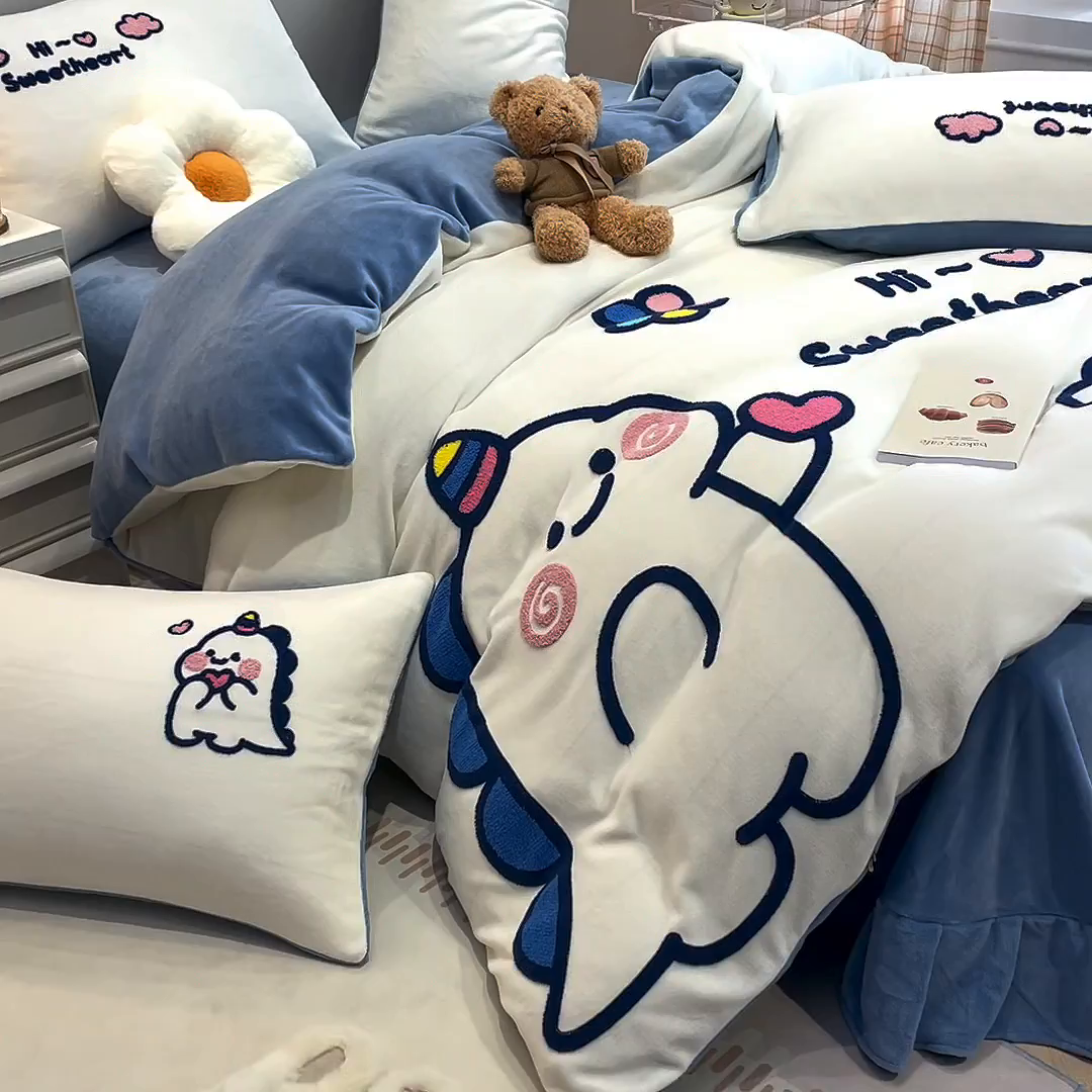 91家纺网 家纺一手货源 找家纺 懒猫家纺 2025新款牛奶绒毛巾绣四件套 萌宠