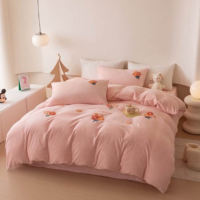 91家纺网 家纺一手货源 找家纺 懒猫家纺 2025新款牛奶绒毛巾绣四件套 手捧花