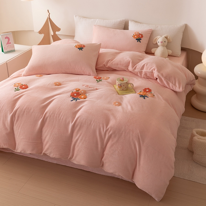 91家纺网 家纺一手货源 找家纺 懒猫家纺 2025新款牛奶绒毛巾绣四件套 手捧花