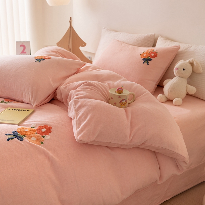 91家纺网 家纺一手货源 找家纺 懒猫家纺 2025新款牛奶绒毛巾绣四件套 手捧花