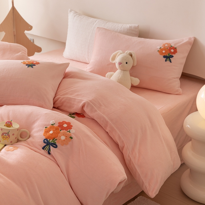 91家纺网 家纺一手货源 找家纺 懒猫家纺 2025新款牛奶绒毛巾绣四件套 手捧花