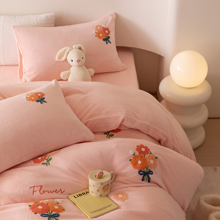 91家纺网 家纺一手货源 找家纺 懒猫家纺 2025新款牛奶绒毛巾绣四件套 手捧花