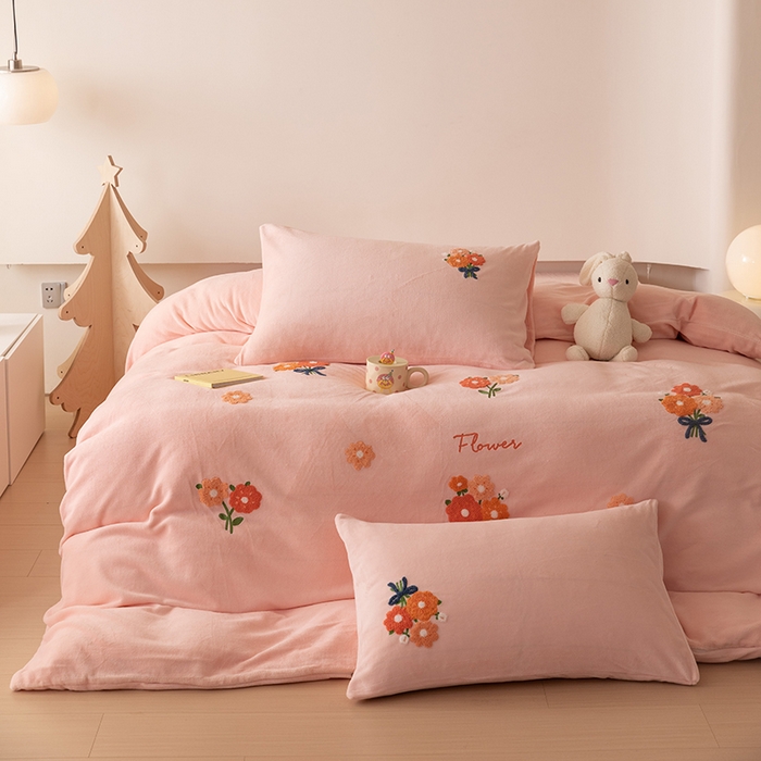 91家纺网 家纺一手货源 找家纺 懒猫家纺 2025新款牛奶绒毛巾绣四件套 手捧花