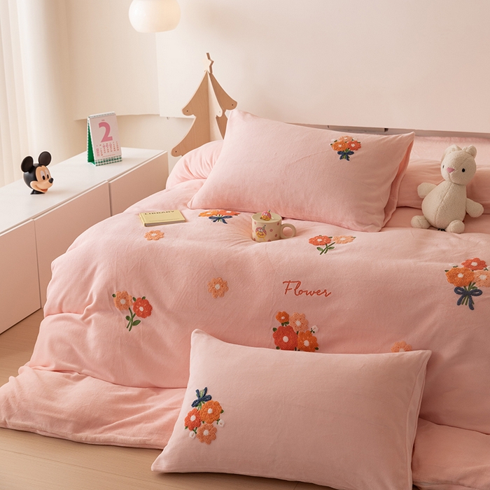 91家纺网 家纺一手货源 找家纺 懒猫家纺 2025新款牛奶绒毛巾绣四件套 手捧花