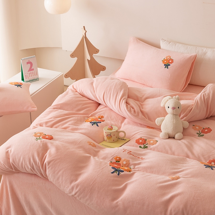 91家纺网 家纺一手货源 找家纺 懒猫家纺 2025新款牛奶绒毛巾绣四件套 手捧花