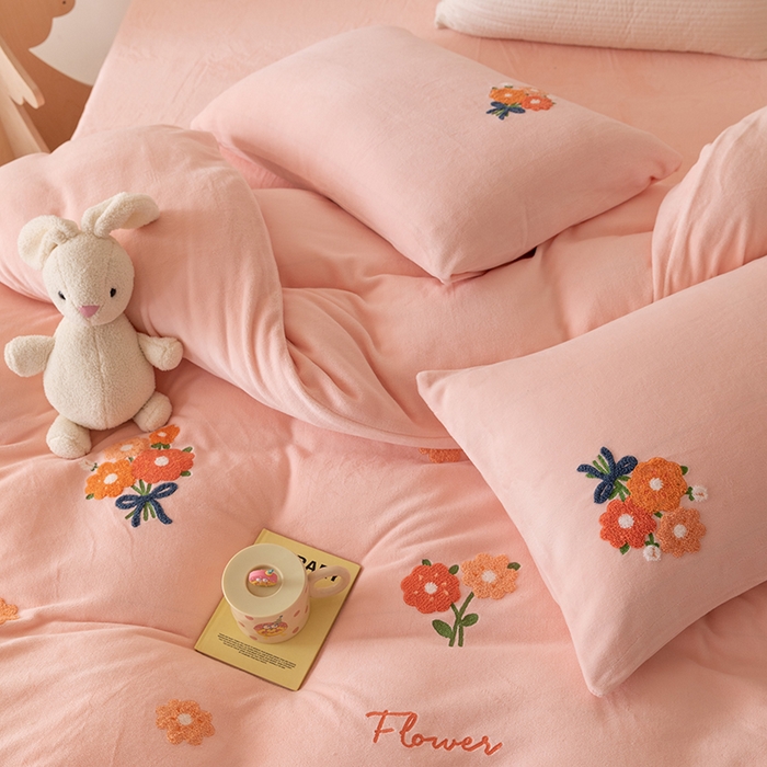 91家纺网 家纺一手货源 找家纺 懒猫家纺 2025新款牛奶绒毛巾绣四件套 手捧花