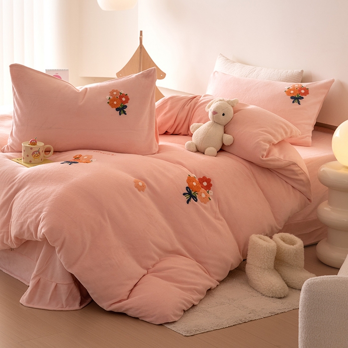 91家纺网 家纺一手货源 找家纺 懒猫家纺 2025新款牛奶绒毛巾绣四件套 手捧花