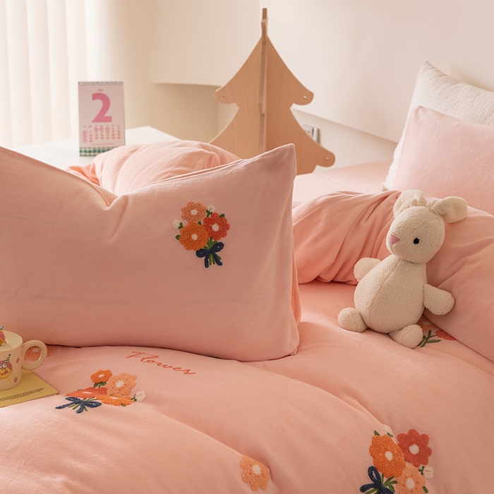 91家纺网 家纺一手货源 找家纺 懒猫家纺 2025新款牛奶绒毛巾绣四件套 手捧花