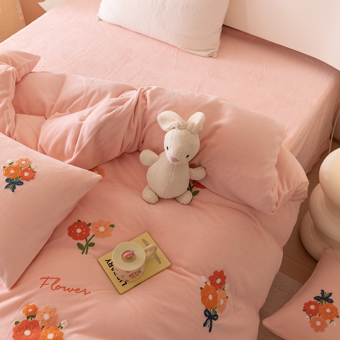 91家纺网 家纺一手货源 找家纺 懒猫家纺 2025新款牛奶绒毛巾绣四件套 手捧花