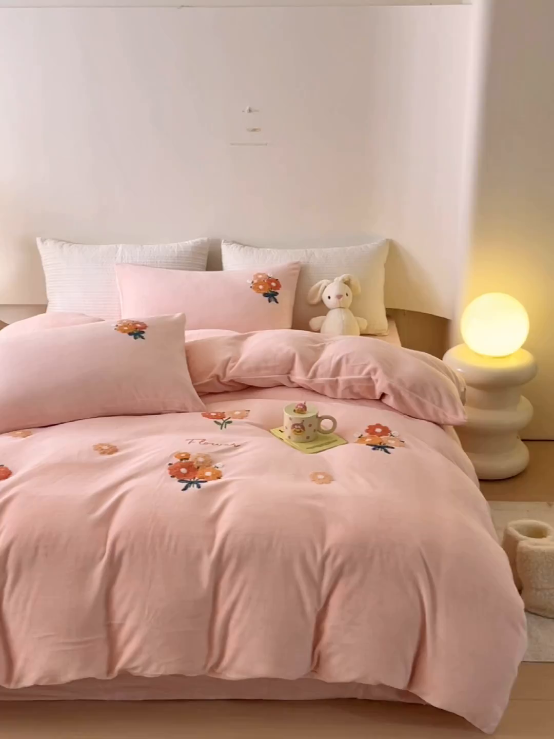 91家纺网 家纺一手货源 找家纺 懒猫家纺 2025新款牛奶绒毛巾绣四件套 手捧花