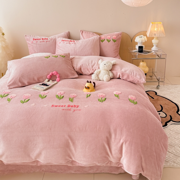 91家纺网 家纺一手货源 找家纺 懒猫家纺 2025新款牛奶绒毛巾绣四件套 甜蜜宝贝