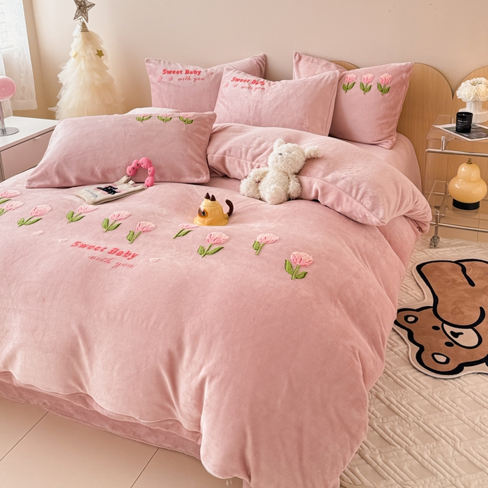 91家纺网 家纺一手货源 找家纺 懒猫家纺 2025新款牛奶绒毛巾绣四件套 甜蜜宝贝