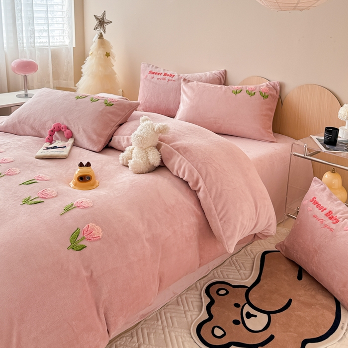 91家纺网 家纺一手货源 找家纺 懒猫家纺 2025新款牛奶绒毛巾绣四件套 甜蜜宝贝