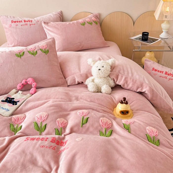 91家纺网 家纺一手货源 找家纺 懒猫家纺 2025新款牛奶绒毛巾绣四件套 甜蜜宝贝