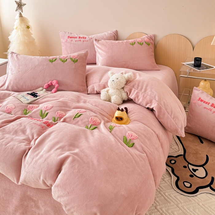 91家纺网 家纺一手货源 找家纺 懒猫家纺 2025新款牛奶绒毛巾绣四件套 甜蜜宝贝