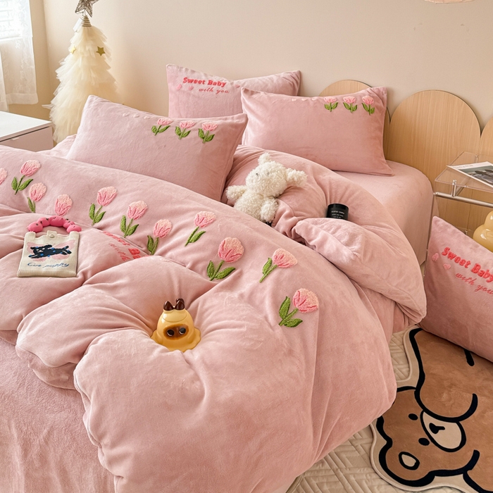 91家纺网 家纺一手货源 找家纺 懒猫家纺 2025新款牛奶绒毛巾绣四件套 甜蜜宝贝