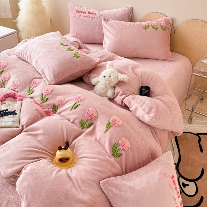 91家纺网 家纺一手货源 找家纺 懒猫家纺 2025新款牛奶绒毛巾绣四件套 甜蜜宝贝