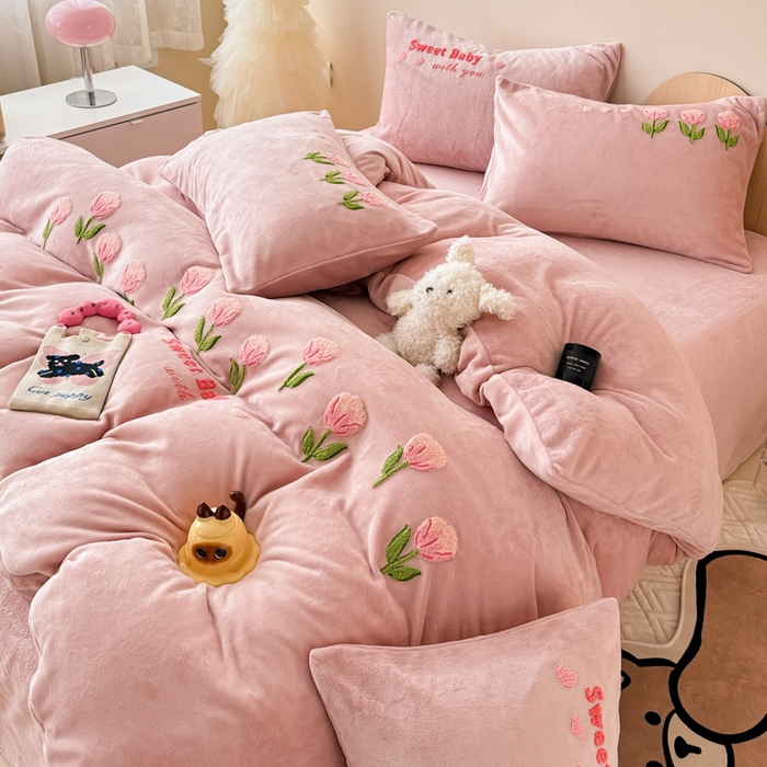 91家纺网 家纺一手货源 找家纺 懒猫家纺 2025新款牛奶绒毛巾绣四件套 甜蜜宝贝