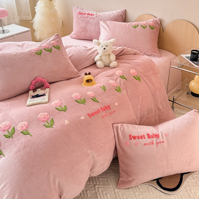 91家纺网 家纺一手货源 找家纺 懒猫家纺 2025新款牛奶绒毛巾绣四件套 甜蜜宝贝