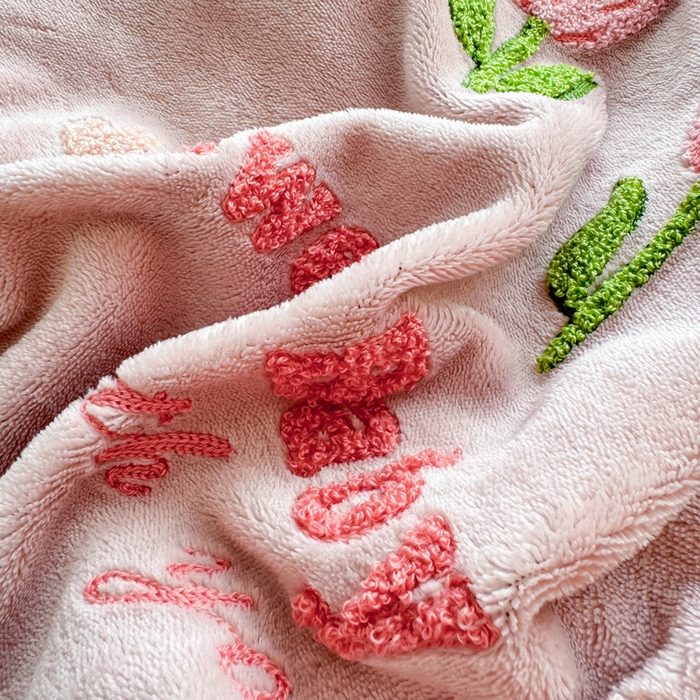 91家纺网 家纺一手货源 找家纺 懒猫家纺 2025新款牛奶绒毛巾绣四件套 甜蜜宝贝
