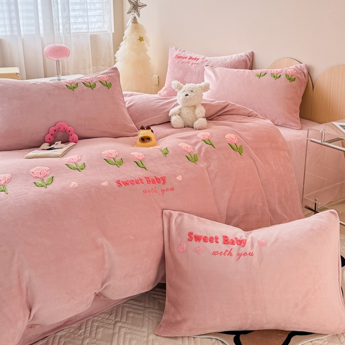 91家纺网 家纺一手货源 找家纺 懒猫家纺 2025新款牛奶绒毛巾绣四件套 甜蜜宝贝