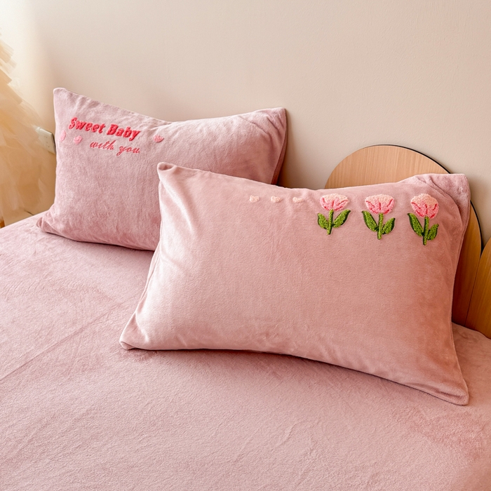 91家纺网 家纺一手货源 找家纺 懒猫家纺 2025新款牛奶绒毛巾绣四件套 甜蜜宝贝