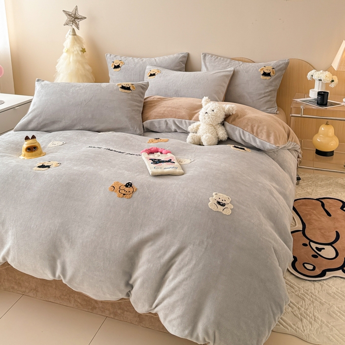 91家纺网 家纺一手货源 找家纺 懒猫家纺 2025新款牛奶绒毛巾绣四件套 玩偶派对