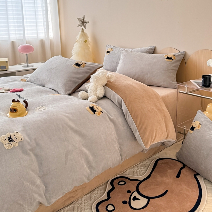 91家纺网 家纺一手货源 找家纺 懒猫家纺 2025新款牛奶绒毛巾绣四件套 玩偶派对