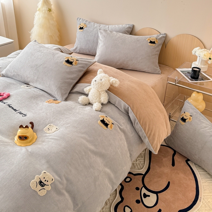 91家纺网 家纺一手货源 找家纺 懒猫家纺 2025新款牛奶绒毛巾绣四件套 玩偶派对